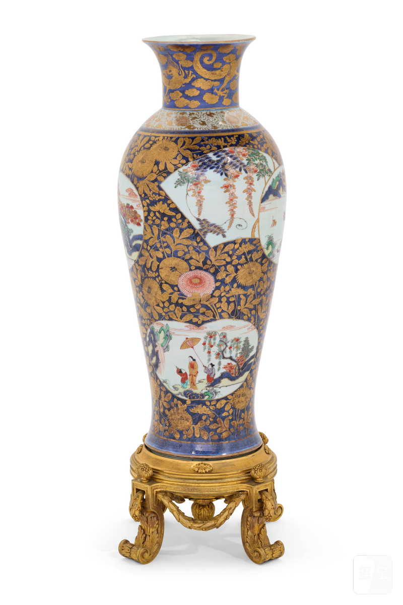 GRAND VASE BALUSTRE EN PORCELAINE IMARI MONTÉ EN BRONZE DORÉ  LA PORCELAINE : JAPON, ÉPOQUE EDO, CIRCA 1700